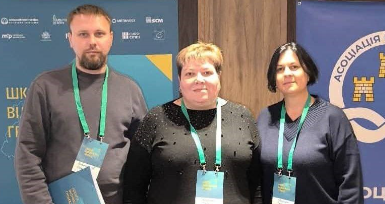 Тетяна Ющенко, начальниця Тавричанської сільської ВА (в центрі), жовтень 2025 року. Фото: Facebook/Децентралізаційний марафон