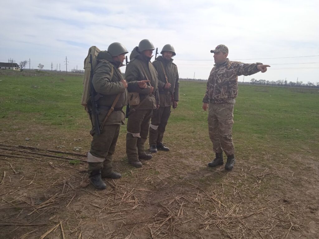Російський військовий Сурен Мкртчян (праворуч) в окупованому Миловому, березень 2022 року Фото: myrotvorets.center