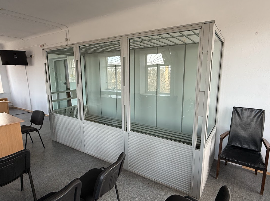 Порожній “акваріум” у залі суду по справі за обвинуваченням Сергія Будника. Фото: Олег Батурін/ЦЖР