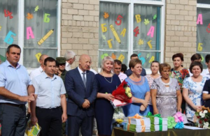 Сергій Будник (другий ліворуч) на “першому дзвонику” в окупаційній школи Ясинуватої, 2018 рік. Фото з окупаційних джерел