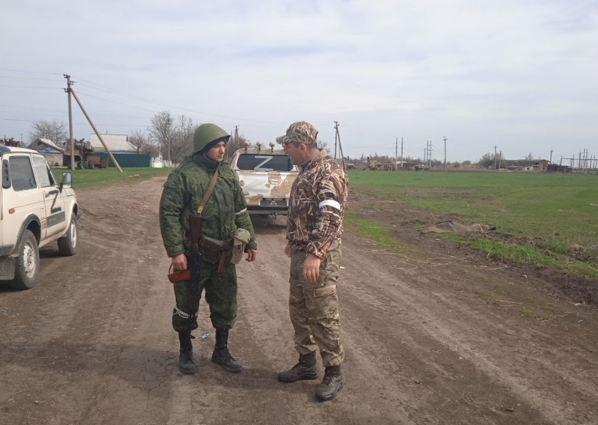 Російський військовий Сурен Мкртчян (праворуч) в окупованому Миловому, березень 2022 року Фото: myrotvorets.center