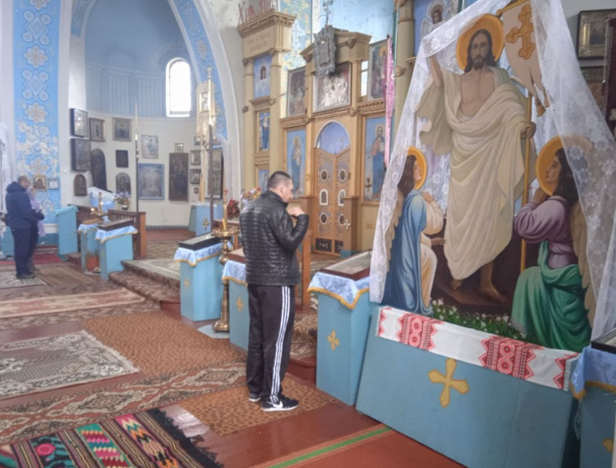 Сурен Мкртчян, комендант і комбат “ДНР” молиться в церкві у Качкарівці, квітень 2022 року. Фото: Миротворець