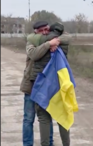 Юрій Бутівчак зустрічає земляків одразу після звільнення Качкарівки, листопад 2022 року. Скріншот відео: Ігор Йосипенко