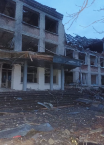 Зруйнована росіянами школа в Качкарівці. Фото надане Юрієм Бутівчаком