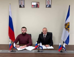 Колаборант Олександр Зуєв ліворуч, грудень 2025 року. Фото з окупаційних пабліків