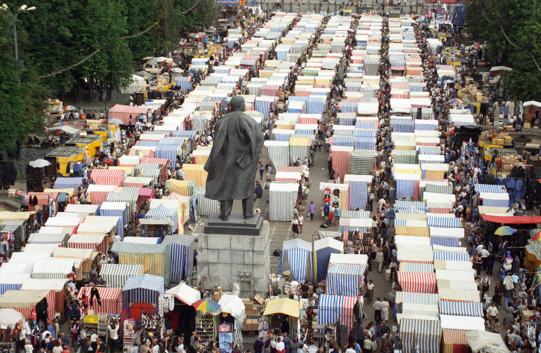 Барахолка біля спорткомплексу “Лужники” у Москві приносила її власникам, якими називали Воєводіна, Бабакова, Ґінера і Курочкіна, до $20 млн виручки на місяць. Фото Б.Кавашкин / ТАСС/Ведомости 