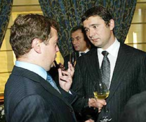 Дмітрій Мєдвєдєв, керівник АП Путіна (зліва) та Максім Курочкін, виконавчий директор “Русского клуба” на його відкритті у Києві. Вересень 2004 року. Фото: ng.ru