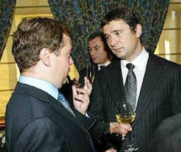 Дмітрій Мєдвєдєв, керівник АП Путіна (зліва)  та Максім Курочкін, виконавчий директор “Русского клуба” на його відкритті у Києві. Вересень 2004 року. Фото: ng.ru
