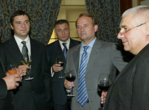 На відкритті “Русского клуба” в Києві у вересні 2004. (Зліва направо, посади вказані на той час): М.Курочкін, виконавчий директор клубу, С.Гавриш, віце-спікер ВР України, В.Медведчук, керівник АП президента В.Януковича, Ґ. Павловскій, російський політтехнолог. Фото: соцмережі