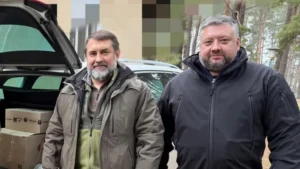 Сергій Гайдай (ліворуч) і Олексій Кузнєцов (праворуч) під час передачі допомоги військовим ЗСУ Фото: Благодійний фонд Сергія Гайдая / Facebook