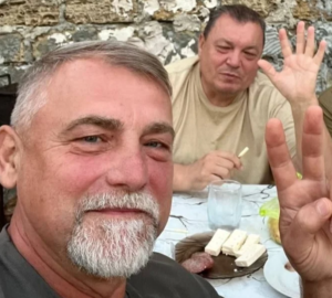 Полковник Едуард Малов (на передньому плані) та генерал-майор СБУ Володимир Ляпкін