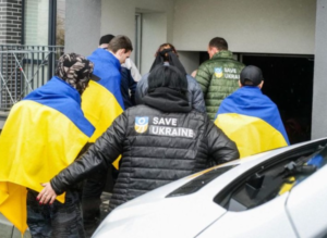 Українці, які виїхали з ТОТ за допомоги Save Ukraine. Зима 2025 рік. Фото надане організацією.