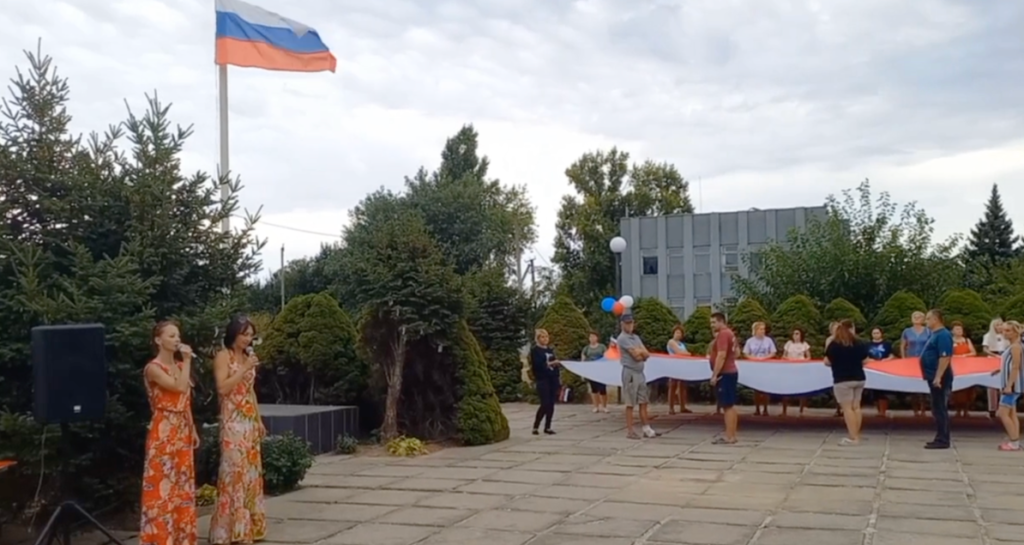 День російського прапора в Новокиївці, серпень 2024 року. Скріншот відео з соцмереж