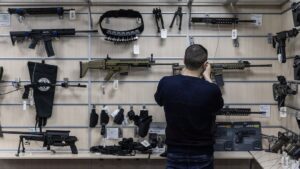Працівник за прилавком магазину тактичного спорядження у Києві, 23 лютого 2022 року. Getty Images/Chris McGrath