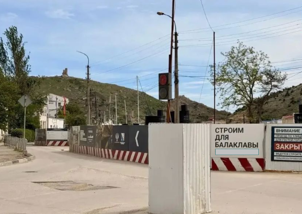Забудовник Балаклавської бухти “Мостотрест” Ротенбергів та окупаційна адміністрація міста закрили на усе літо прохід і проїзд по набережній Назукіна. Пропускатимуть лише місцевих мешканців і працівників організацій. Фото: соцмережі окупаційного уряду Севастополя