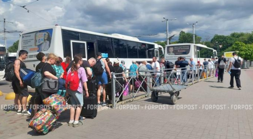 Відпочивальники намагаються виїхати з сімферопольського вокзалу. Фото: ForPost