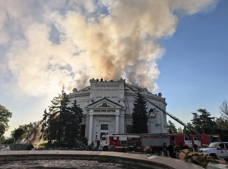 Рятувальники гасять пожежу у будівлі музею-панорами "Оборона Севастополя 1854-1855 років" Фото: Sevastopol mayor/telegram/AP/dpa/picture alliance