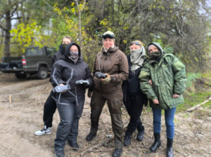 Юлія Губанова (в центрі) після керівництва фірмою-прокладкою “Севастопольстройпроект” очолювала два “міністерства” на ТОТ Запорізької області, а потім стала медіqною керівницею підрозділу “Ночные ведьмы” батальйону “БАРС-САРМАТ” Дмітрія Рогозіна. Фото: соцмережі