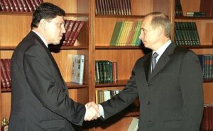 Лідер партії «Яблоко» Григорій Явлінський і президент РФ Володимир Путін, 2002 рік. Фото: kremlin.ru