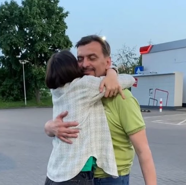 Ігор Новосільський після полону на зустрічі з донькою, травень 2023 року. Фото: Олег Батурін/Фейсбук
