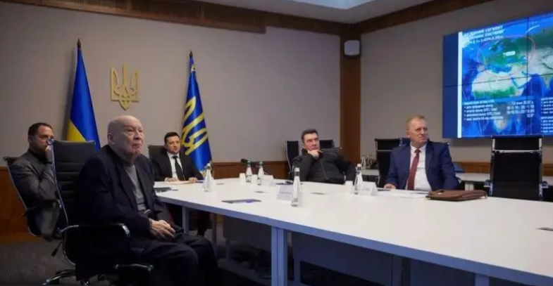 Володимир Зеленський і Володимир Горбулін спостерігають за запуском українського супутника "Січ-2-30", 13 січня 2022 року
