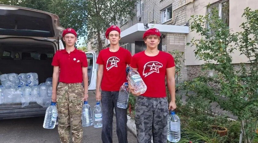 Молодь – учасників «Юнармії» використовують для піару під час водяної кризи у Бердянську. Фото: окупаційні медіа