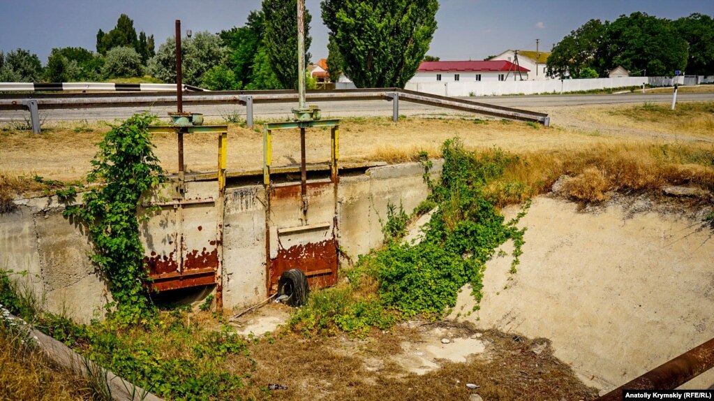 Сухі відвідні труби рисового каналу в районі села Ішунь, окупований Крим. Фото: Anatoliy Krymskiy (RFE/RL)
