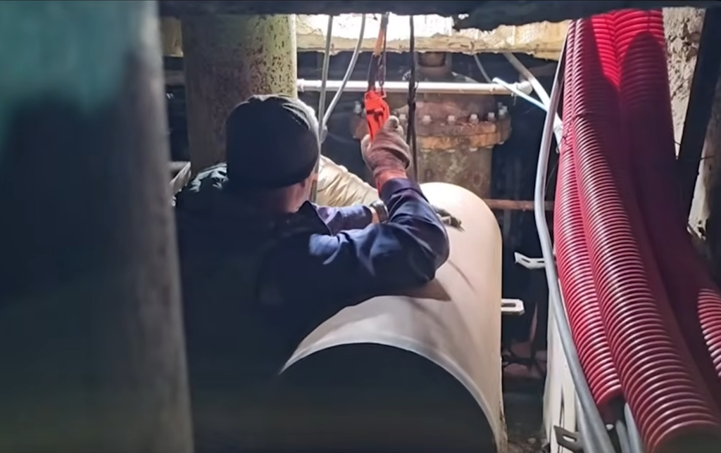 Repairing of water supply in occupied Sevastopol. Source: Youtube @stv92ru Ремонт водоводу в окупованому Севастополі. Джерело - YouTube @stv92ru