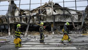 Українські рятувальники на місці ТЦ, пошкодженого внаслідок ракетного удару 22 жовтня 2026 року Фото Фото: Владислав Мусієнко / AFP via Getty Images