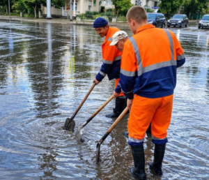 Працівники водоканалу 23 вересня 2026 року розчищають зливостік після дощу. Фото:https://t.me/sevastopolofficial/43435?single