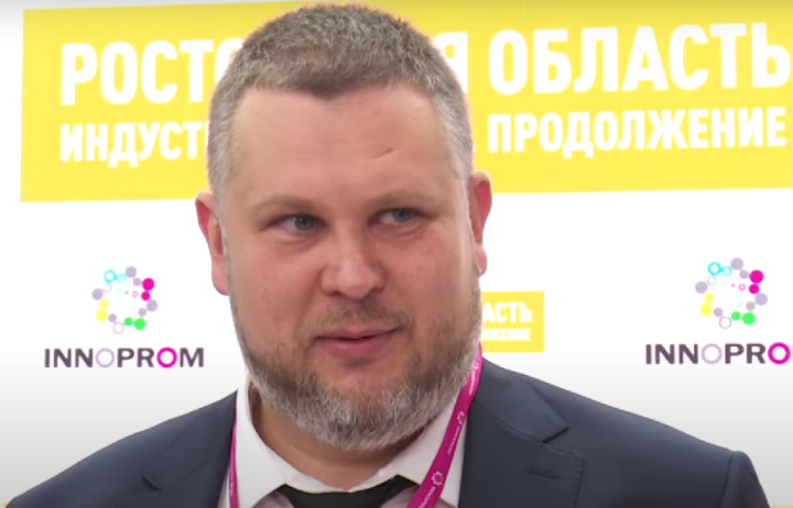 Роман Гуров, гендиректор ТОВ «Робоавиа», на виставці «Иннопром» у липні 2023 року. Фото: скріншот відео Первый Ростовский
