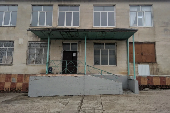 Вхід до колишньої швейної фабрики УТОГ на вул. Крилова, 133 у Сімферополі. Фото: yandex.ru 2017-2019 р.р.
